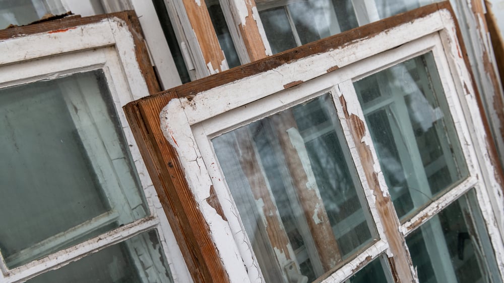 Flere typer kasserte vinduer inneholder miljøgifter, men en spesiell metode gjør dem velegnet som råvare i produksjon av isolasjon.