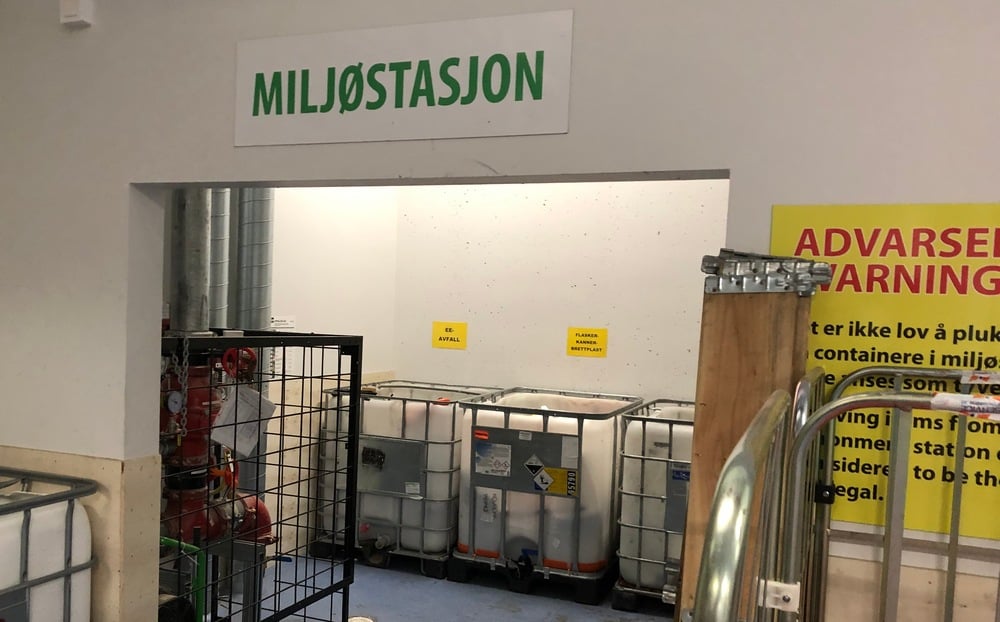 2022 NG casMiljøstasjonene ved Moa-senteret i Ålesund er tydelig merket.