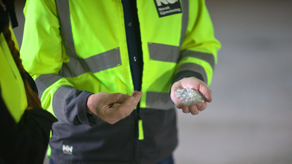 Ansatt fra Norsk Gjenvinning viser frem gjenvunnet glass klart for smelting hos Glava