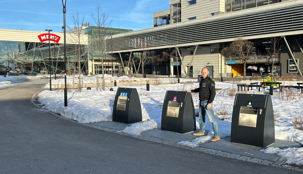 Driftsleder ved avfallsbeholdere utenfor ALTI Gulskogen kjøpesenter