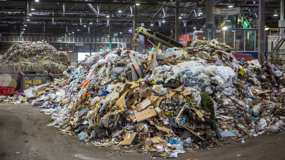 Restavfall fra næringslivet sorteres innendørs på Groruddalen Miljøpark for videre behandling.