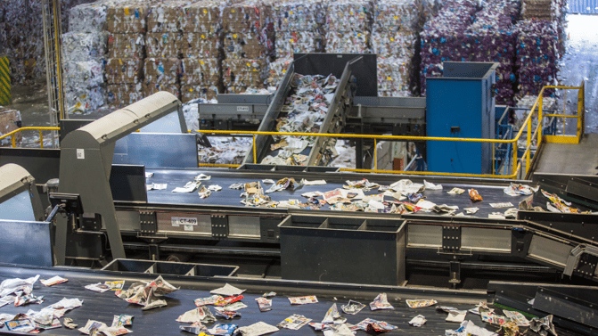 Papir resirkuleres på et avfallsmottak