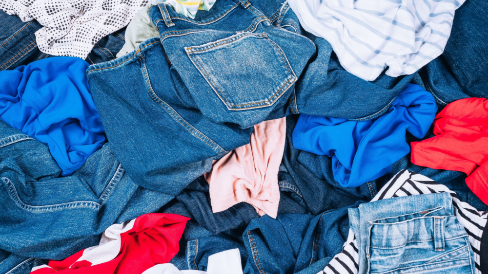 Ulike tekstiler i jeans og bomull før sortering til gjenvinning