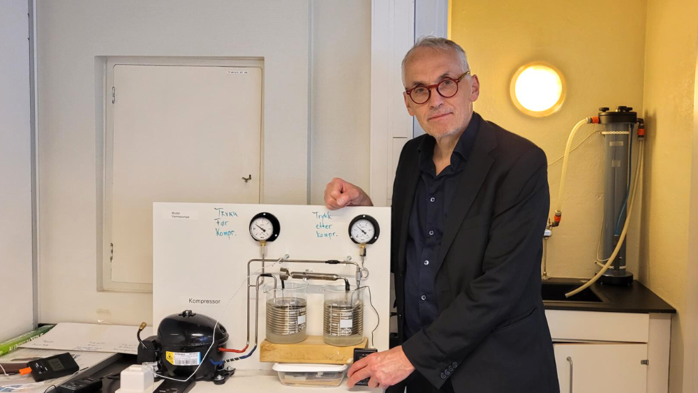 Terje Garvik, adjunkt ved Fagskolen Rogaland, iført mørk dress og røde briller.