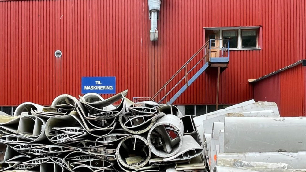 Kappede vindturbinblader utenfor behandlingsanlegg.