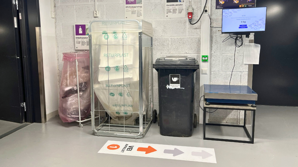 Avfallsrom med merkede beholdere for sortering, veiing og dokumentasjon