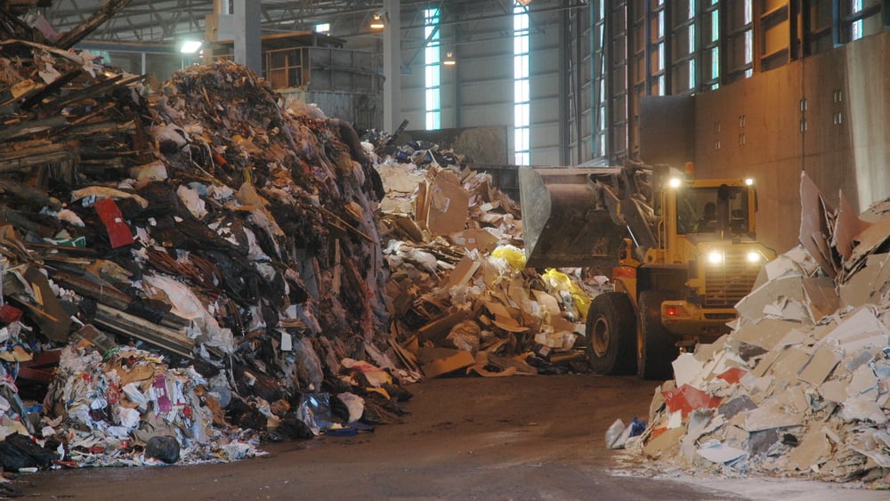 Blandet avfall er ofte dårlig sortert og må gjennom en mottakskontroll.