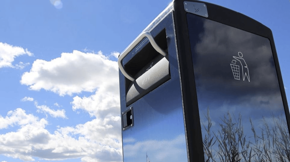 Avfallshåndtering Går du for grønt kort på golfbanen blogg | Solarbin smart avfallsbeholder med himmelbakgrunn
