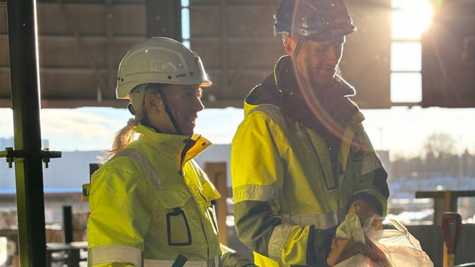 To personer med hjelm og synlighetstøy på avfallsanlegg. Foto.