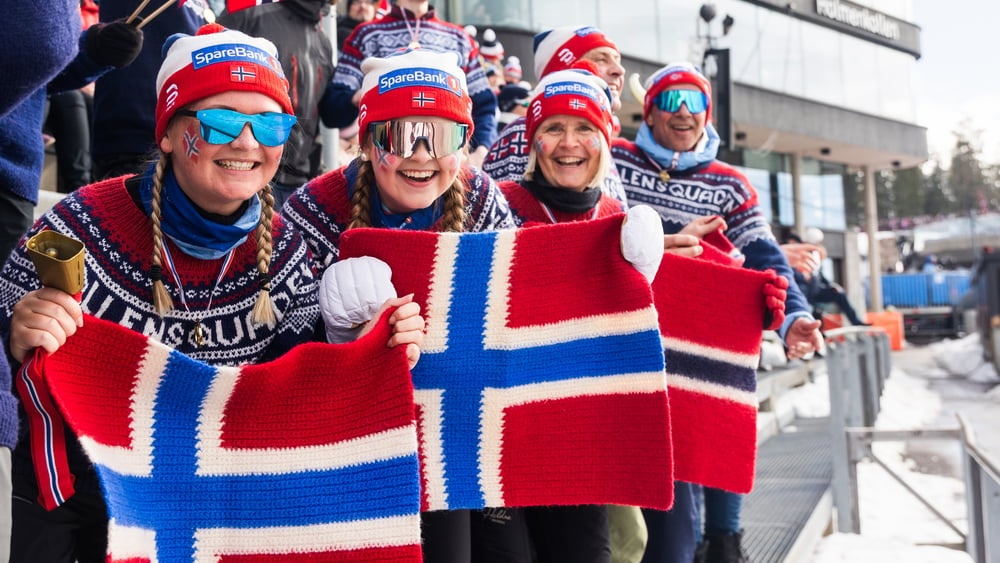 Publikum med norske flagg i Holmenkollen.